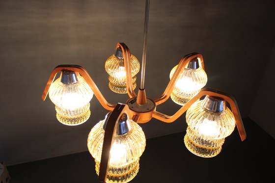 Image 1 of Tschechischer Holz-Glas-Kronleuchter aus der Mitte des 20. Jahrhunderts, restauriert in den 1970er Jahren