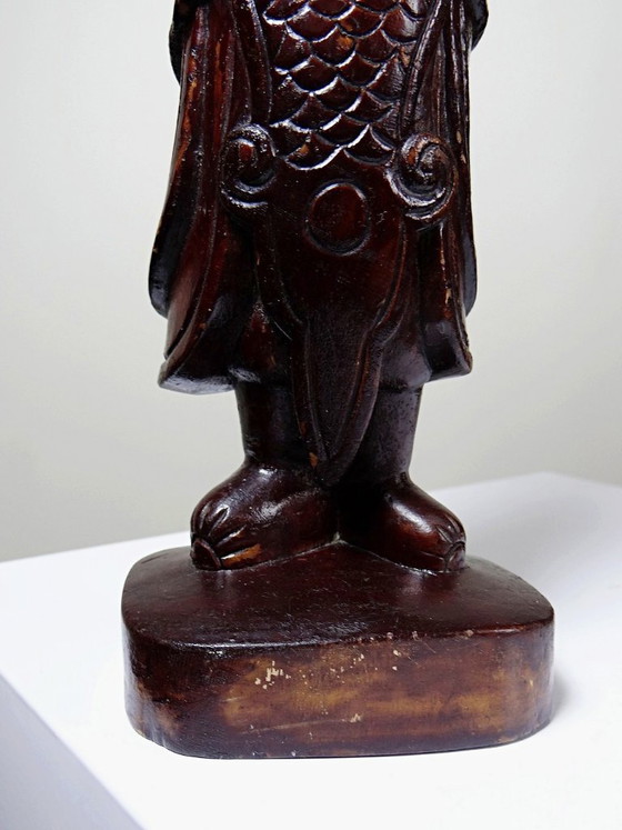 Image 1 of Statuetta di arte popolare asiatica intagliata in un unico pezzo di legno, epoca 1930-1960.