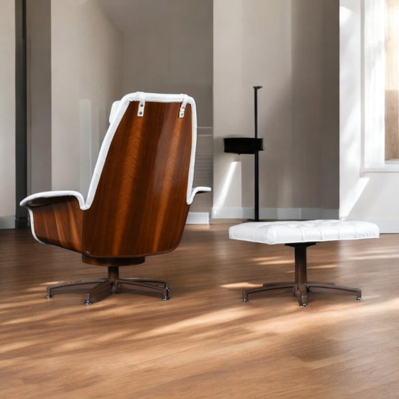 Image 1 of Silla giratoria e inclinable con capitoné blanco estilo George Mulhauser restaurada con otomana