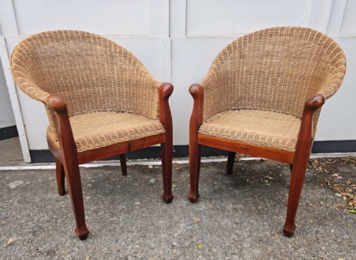 Set van 2 Koloniale Rotan Armstoelen – Hand gevlochten – Massief Houten Frame (Beuken/Mahonie)