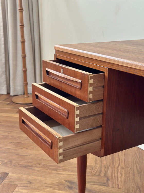 Image 1 of Scrivania dal design vintage in legno di teak danese, anni '50/'60/'70