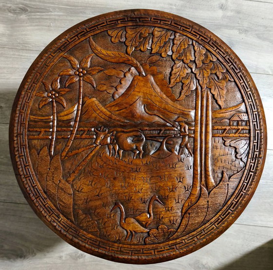 Tavolino vintage balinese in teak intagliato a mano con gambe di drago (Naga) e paesaggio vulcanico (photo 11 of 11)