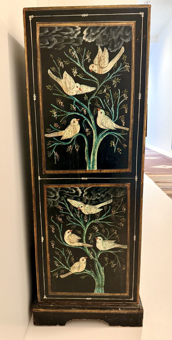 Image 1 of Cassettiera vintage in legno nero, dipinta a mano e riccamente decorata, con 8 cassetti