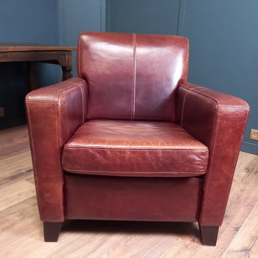 Timeless cowhide leather club armchair, atmospheric and inviting.