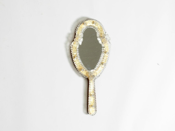 Image 1 of Magnifique miroir à main ou mural vénitien Mid Century Modern avec rosaces en verre de Murano. Fabriqué en Italie.