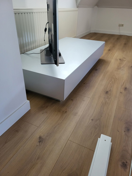Image 1 of MDF Italia aluminium kast