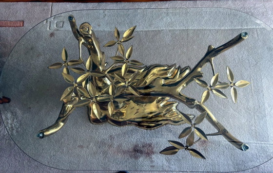 Image 1 of Sculpturale salontafel in de vorm van een boom, gemaakt van gegoten metaal, met een ovaal glazen blad.