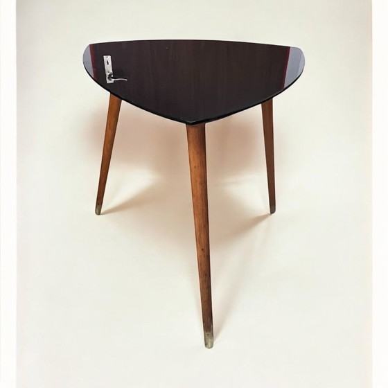 Image 1 of Niervormige bijzettafel met zwart glazen blad, gemaakt in Duitsland in de jaren 1960