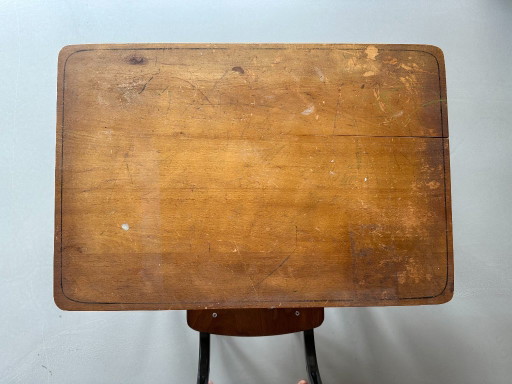 Table d'enfant vintage en bois avec chaise – bureaustoelen, Wood (photo 2 of 5)
