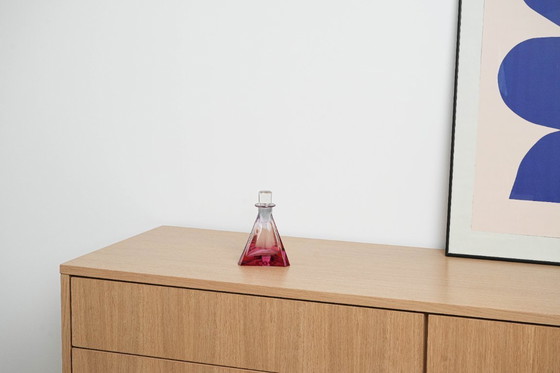 Image 1 of Jarra de vidrio triangular, década de 1970, fabricada en Checoslovaquia.