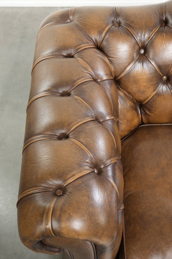 Image 1 of Tijdloze en mooie Engelse rundleren chesterfield 2 zits bank in een luxe kleur