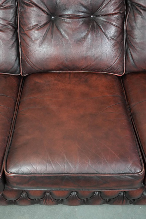 Image 1 of Rotes 2,5-Sitzer-Chesterfield-Sofa auf Rollen im englischen Stil