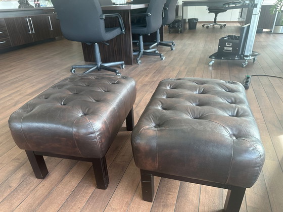 Image 1 of Ensemble de 2 fauteuils Chesterfield, 2 poufs et 1 table basse