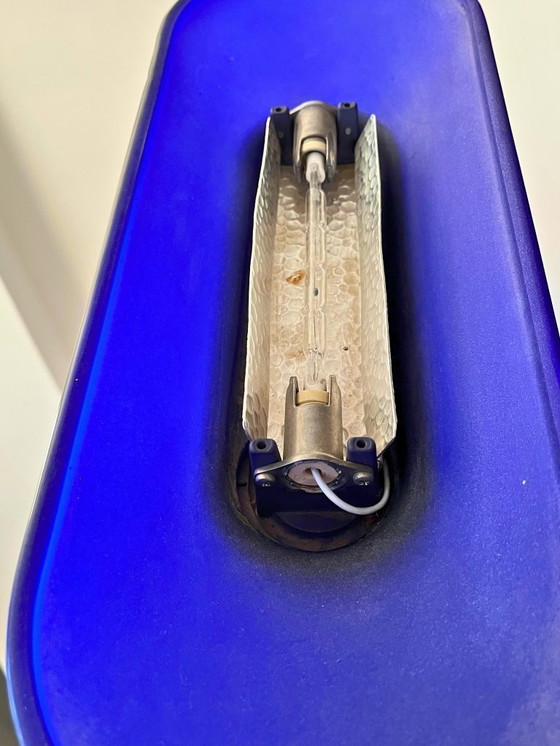 Image 1 of Seltenes Paar Arteluce „Jill“ Stehlampen aus blauem Muranoglas – Italienisches Design aus den 1970er Jahren