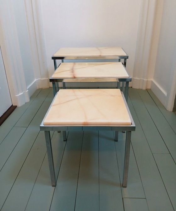 Image 1 of Minijuego de tres piezas de mediados de siglo: tapa de mármol y base cromada.