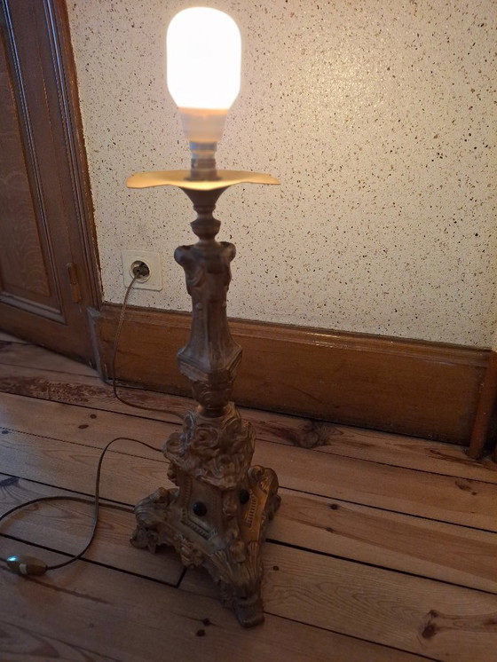 Image 1 of Pied de lampe ancien pique-cierge en métal doré repoussé avec cabochons en verre, XIXème siècle, monté à l'électricité