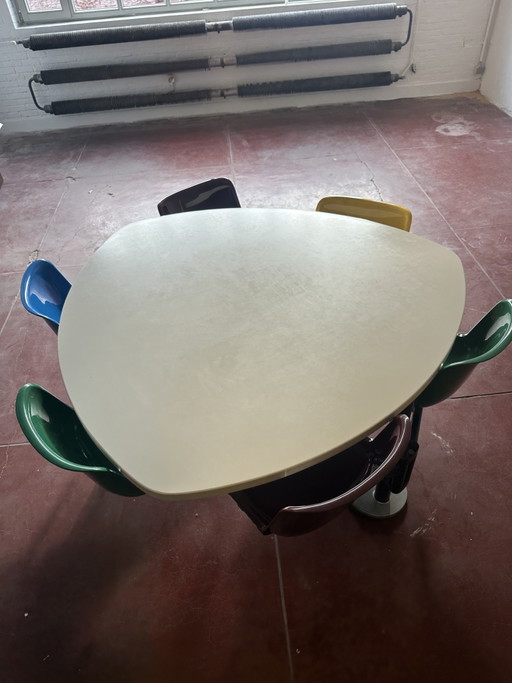 Mesa de oficina Mode con 6 asientos giratorios