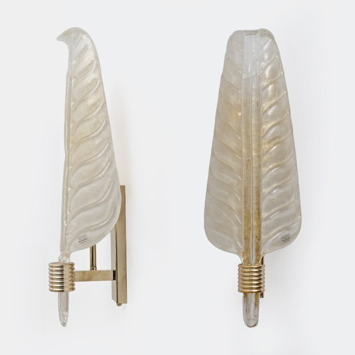 Par de apliques de pared de cristal de Murano con forma de hoja, con detalles en polvo de oro y latón, Italia.