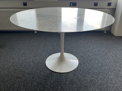 Marble dining table with trumpet foot. 130cm, Saarinen style