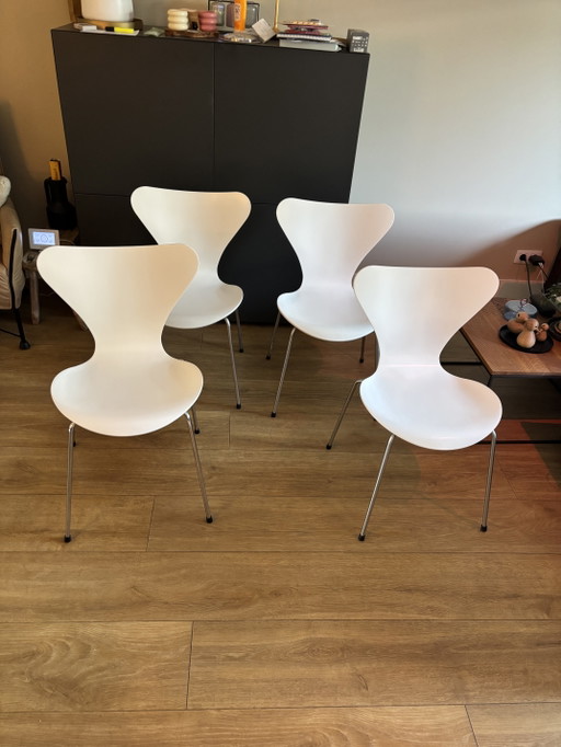 4 Originele Vlinderstoelen (Serie 7) – Professioneel Gespoten Wit