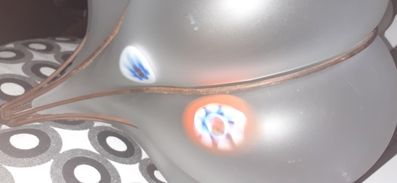 Image 1 of Lámpara colgante de vidrio lechoso con acentos de color.