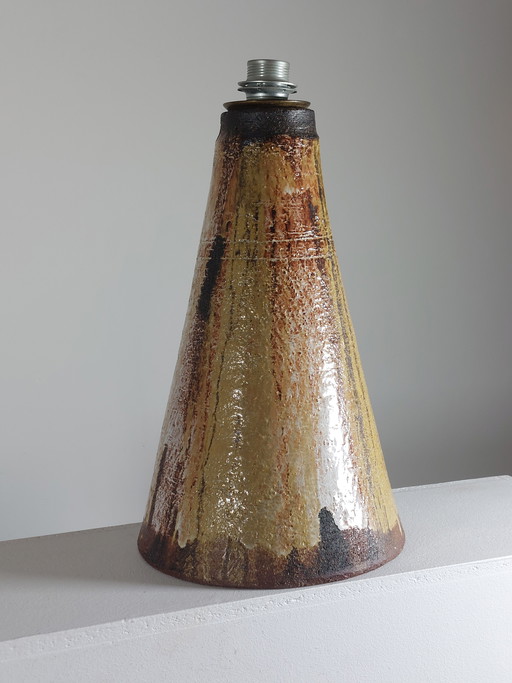 Lámpara de pie o de mesa con base de cerámica cónica de estilo vintage de mediados de siglo.