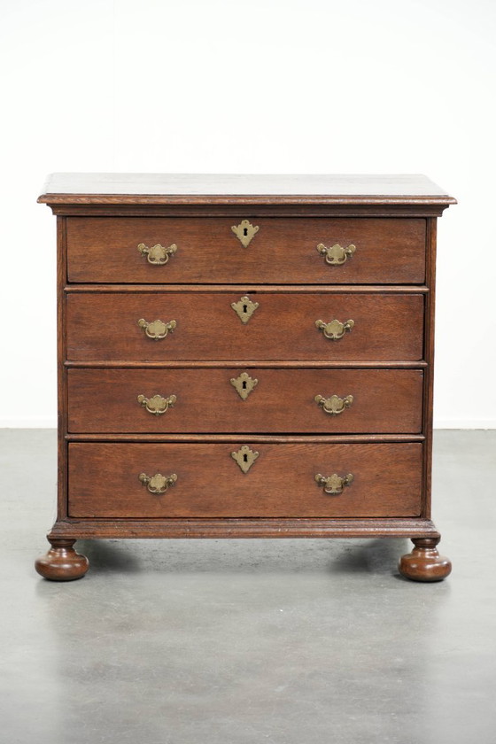 Image 1 of Zeer mooie antieke Engelse 17e eeuwse eikenhouten commode/ ladekast met origineel beslag en bolpoten