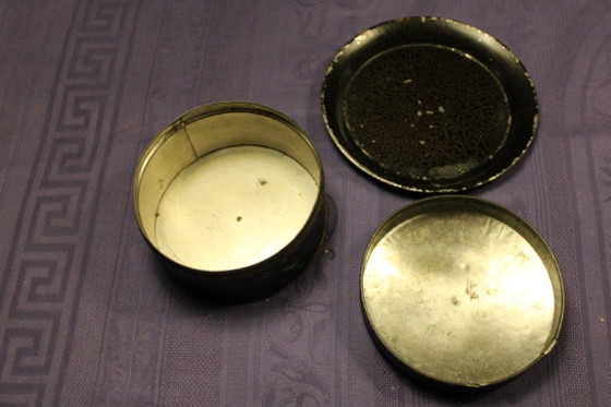Round box with floral motif, black, Decorative Objects, Metal, Vintage (photo 10 of 10)