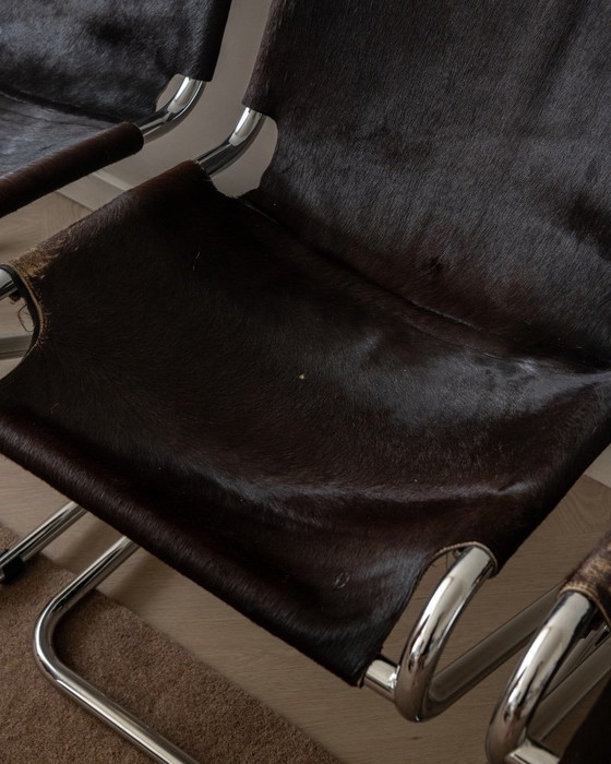 Sillas de comedor cantilever italianas de cromo y piel de vaca, años 70, juego de 4 – Leather (photo 12 of 18)