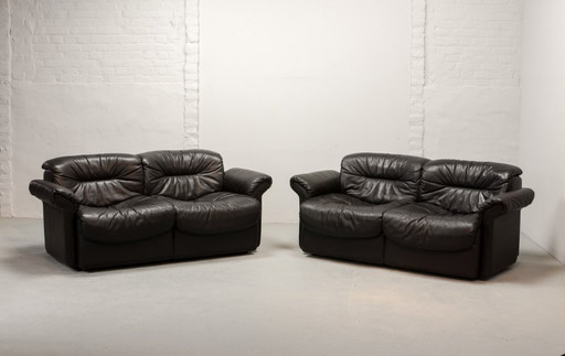Magnífico sofá de dos plazas De Sede de mediados de siglo, de cuero liso marrón negruzco, DS17. Suiza, década de 1970.