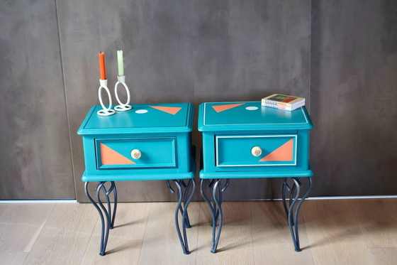 Image 1 of Memphis Twins – comodini postmoderni nei colori verde acqua e arancione toscano.