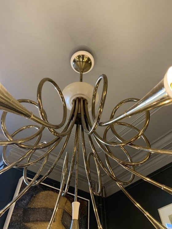 Lampadario 'Hunting Trumpets' a 10 bracci in ottone dorato e metallo laccato bianco di Stilnovo, anni '50 (photo 7 of 9)