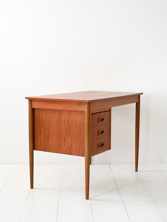 Image 1 of Skandinavischer Vintage-Schreibtisch aus Teakholz mit drei Schubladen