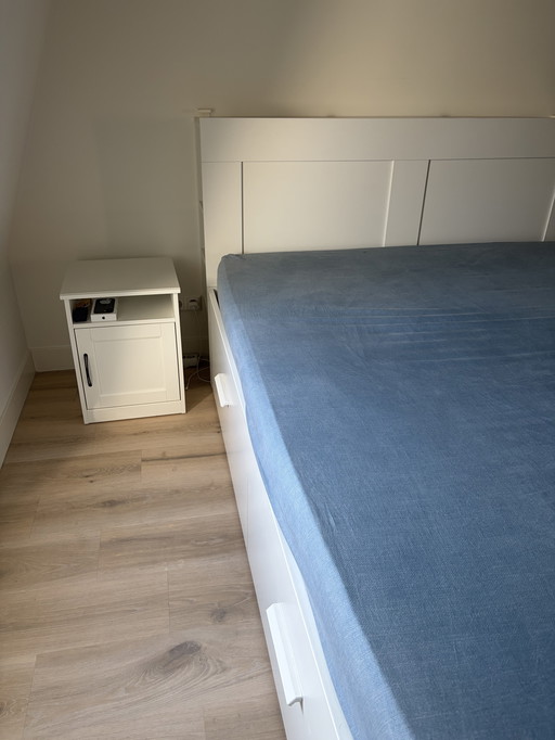 Lit double avec 4 grands tiroirs et table de chevet