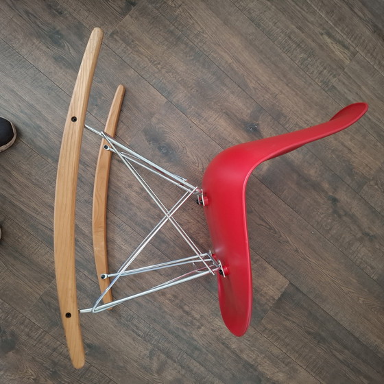 Image 1 of Le fauteuil à bascule Eames en plastique