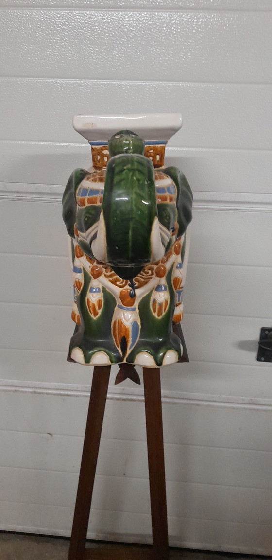 Image 1 of Tavolo in ceramica con pianta di elefante