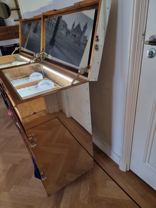 Lussuoso mobiletto porta camicie in legno massello di noce con piano in vetro e specchi con luce indiretta, mobile