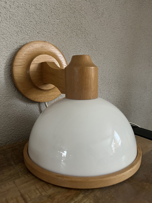 Lampada da parete vintage in legno chiaro con paralume in plastica