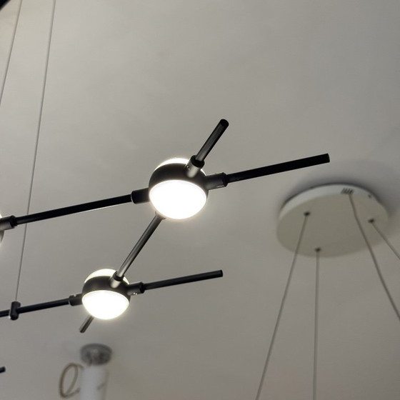 Lámpara colgante LED moderna con diseño de metal negro y riel esférico – Lámparas de araña, Plastic (photo 3 of 6)