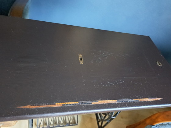 Image 1 of Mesa con base de hierro fundido.