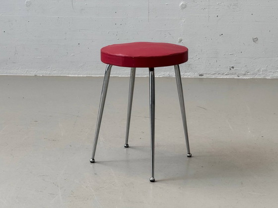 Image 1 of Tabouret vintage avec revêtement rouge et structure chromée, années 1960