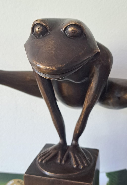 vrolijke kikker in een grote sprong/big jump frog brons
