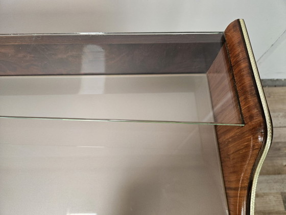 Image 1 of Tocador de madera de raíz con estante doble de cristal.