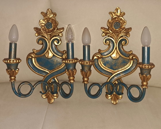 Image 1 of Set van twee vintage Italiaanse Florentijnse wandlampen, goud en turkooizen, van hout, 2 lichtpunten, Hollywood Regency-stijl.