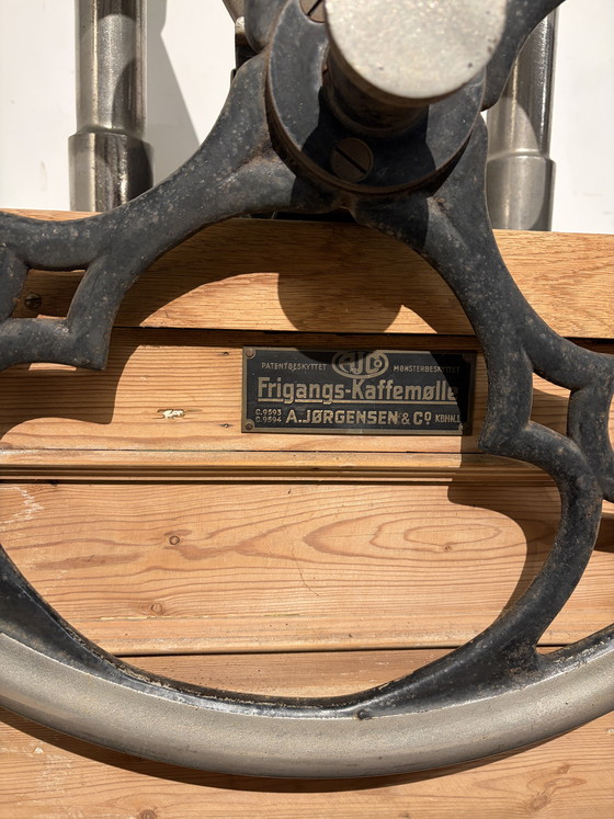 Image 1 of Raro macinacaffè di grandi dimensioni con grande ruota in ferro e base in pino; i cassetti sono di epoca successiva.