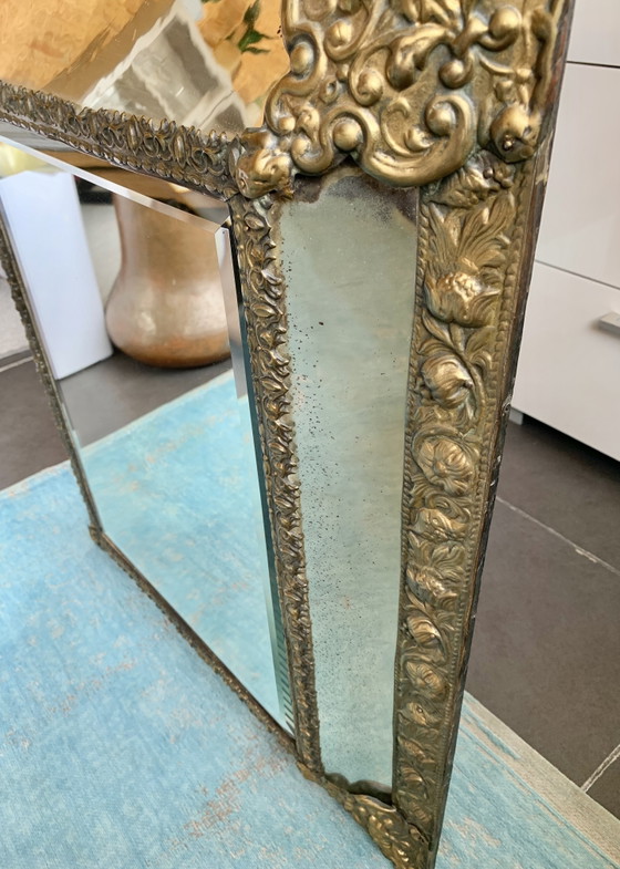 Antieke Franse pareclose spiegel uit circa 1880 - Napoleon III. / Neobarok messing repoussé (94 × 60 cm) (photo 9 of 11)