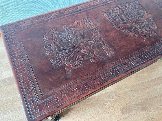 Image 1 of Brutalistische vintage Peruaanse salontafel met geciseleerd Inca-leer (Stijl Angel Pazmino) – Jaren '60/'70