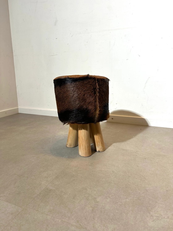 Vintage kruk met koeienhuid – Klapstoelen (photo 3 of 4)