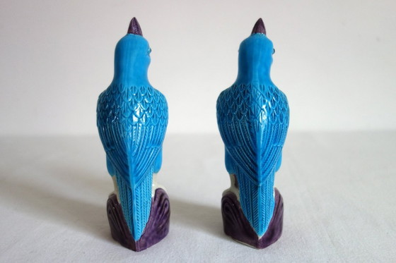 Image 1 of Paire de perroquets émaillés porcelaine chinoise années 60
