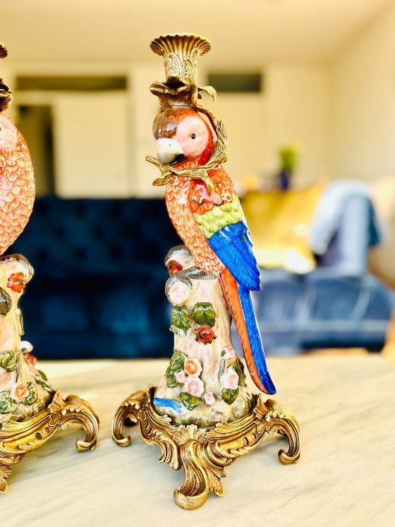 Image 1 of paar bronzen, porseleinen papegaaien kaarsenstandaards, nieuwe figuur kandelaars